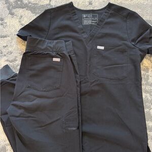 Figs Black Scrub Set